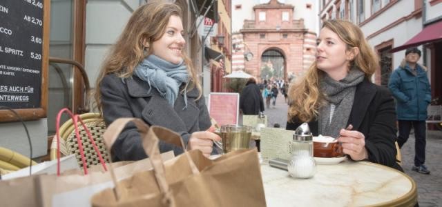 Zwei Frauen sitzen an einem Tisch