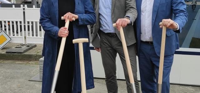 Carmen Niebel vom Handwerker- und Gewerbeverein Handschuhsheim (v.l.), Martin in der Beek, Technischer Geschäftsführer der rnv und Michael Jäger, Geschäftsführer der Heideberger Straßen- und Bergbahn GmbH beim ersten Spatenstich. 