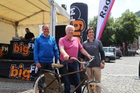 Der Sieger der Wettfahrt Oberbürgermeister Dr. Eckart Würzner, der Gewinner der Fahrradverlosung Kurt Kaiser und bigFM-Radiomoderator René (v.l.) (Foto: Stadt Heidelberg)