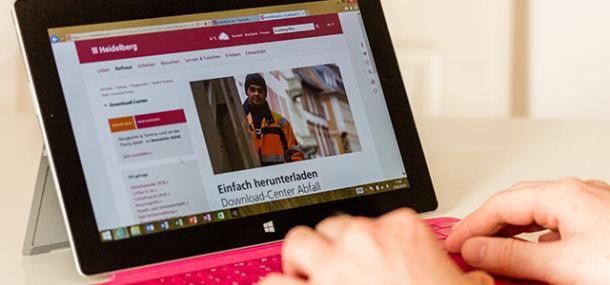 Laptop mit Anzeige des Services der Stadt Heidelberg