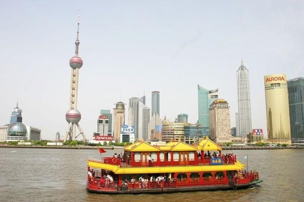 Blick von den unmittelbar am Bund beheimateten Shanghai Municipal Archiv über den Huangpu-Fluss nach Pudong mit Oriental Pearl Tower und Jinmao Tower (Foto: Stadt Heidelberg)