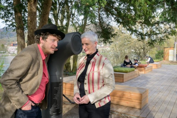 Erfinder Ondřej Kobza und Kulturamtsleiterin Dr. Andrea Edel lauschen gemeinsam dem neuen Poesiomat am Iqbal-Ufer