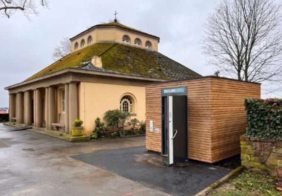 Die neue öffentliche Toilette neben der Rohrbacher Friedhofskapelle