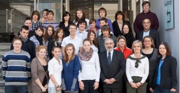 Schülerinnen und Schüler der IGH mit ihren Gästen aus Schule und Verwaltung (Foto: Rothe)