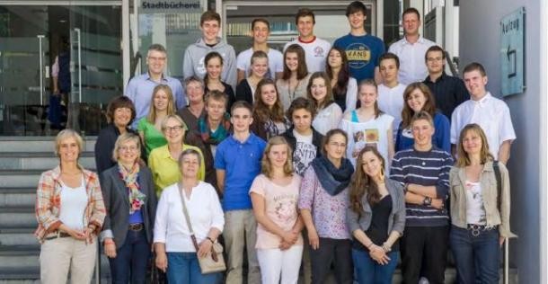 Schülerinnen und Schüler des Thadden-Gymnasiums mit ihren Gästen aus Schule, Politik und Verwaltung (Foto: Rothe)