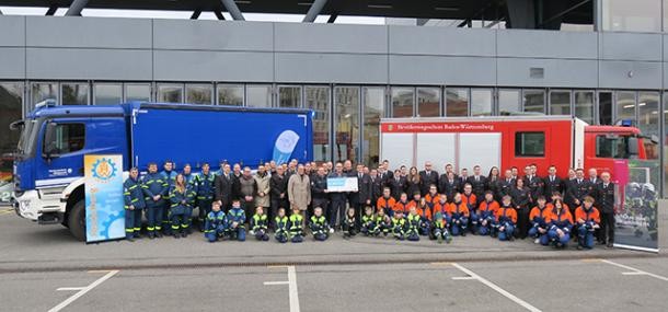 Organisationen und Vereine in Heidelberg können die Ehrenamtskarte für ihre Mitglieder beantragen. (Foto: Stadt Heidelberg) Menschen gehen am Neckarufer entlang.