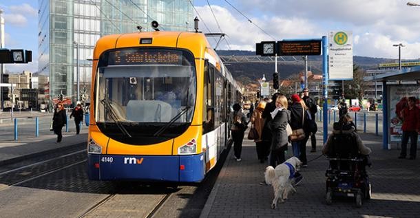 Straßenbahn am Hauptbahnhof Heidelberg (Foto: mvGmbH-Haubner)