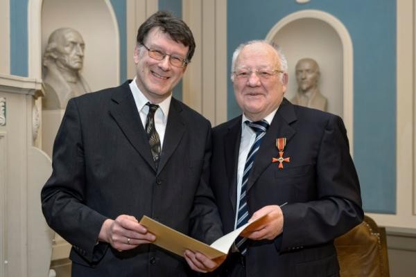 Zoodirektor Dr. Klaus Wünnemann überreicht das Bundesverdienstkreuz an den Wissenschaftler Dr. Dr. Jürgen Jungbluth (v.l.). (Foto: Rothe)