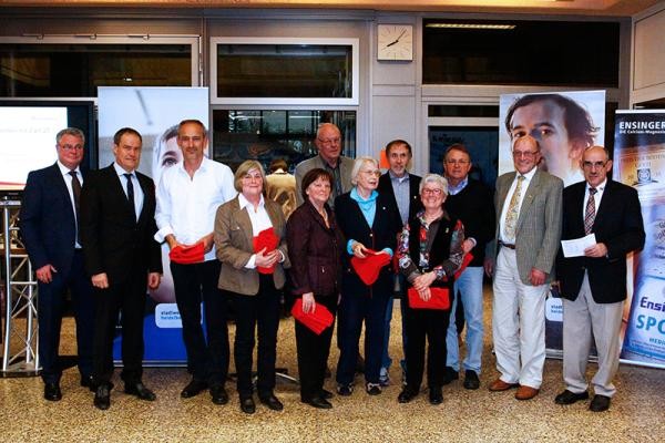 Diese Sportlerinnen und Sportler haben 20 bis 50 Mal das Sportabzeichen gemacht. (Foto: Matthias Ritter) Diese Sportlerinnen und Sportler haben 20 bis 50 Mal das Sportabzeichen gemacht. (Foto: Matthias Ritter)