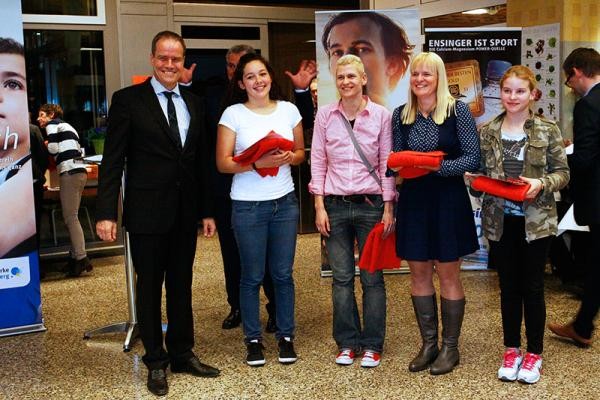 Für ihre Erfolge bei den Deutschen Meisterschaften der Gehörlosen im Schwimmen wurden diese Damen geehrt. (Foto: Matthias Ritter) Für ihre Erfolge bei den Deutschen Meisterschaften der Gehörlosen im Schwimmen wurden diese Damen geehrt. (Foto: Matthias Ritter)