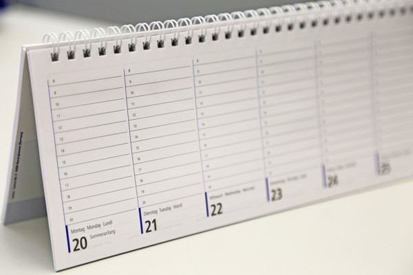 Ein Stehkalender steht auf dem Tisch. (Foto: Stadt Heidelberg)