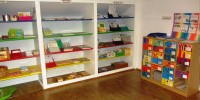 Abbildung einer Lernwerkstatt mit bunten Regalen und Schubladen in der Grundschule Schlierbach