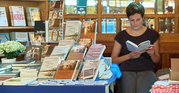 3.000 Besucher kamen 2015 zu den Literaturtagen, um Autoren zu erleben und einen Blick in die Bücherauswahl in den Spiegelzelt-„Kojen“ zu werfen. (Foto:Welz)