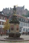 Statue mit dem Heidelberger Schloss im Hintergrund