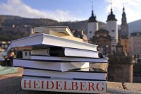 Bücherstapel mit Blick auf die Alte Brücke (Foto: Dorn)