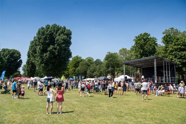 Mehrere Personen beim Lebendigen Neckar auf der Neckarwiese