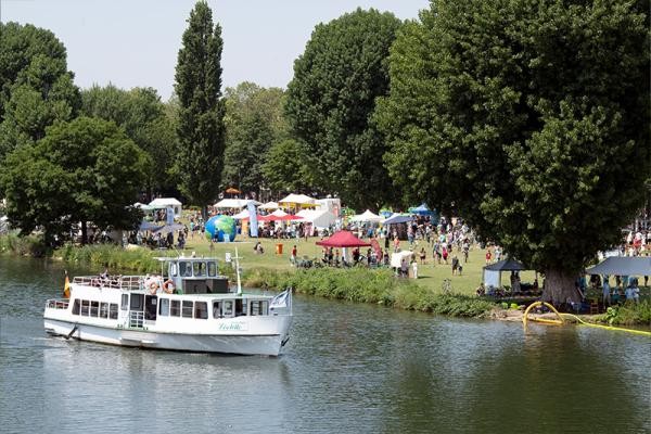 Blick auf viele Menschen auf der Neckarwiese