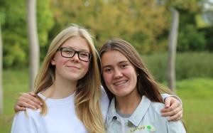 von links: Amelie (15) und Larissa (15) aus der Gruppe Wachstum (Foto: Stadt Heidelberg) 