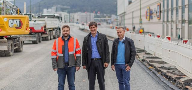 Bürgermeister Jürgen Odszuck (Mitte) gibt – gemeinsam mit Marcus Kusche (r.) und Jonas Hoffmann vom Tiefbauamt – den ersten Bauabschnitt der Eppelheimer Straße für den Verkehr frei, der ab Montag, 23. Oktober 2023, wieder in beide Richtungen befahrbar ist. 