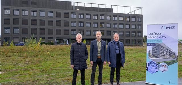 Drei Männer im Heidelberg Innovation Park.