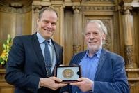 Oberbürgermeister Dr. Eckart Würzner (links) überreichte Werner Schaub die Richard-Benz-Medaille. (Foto: Rothe)