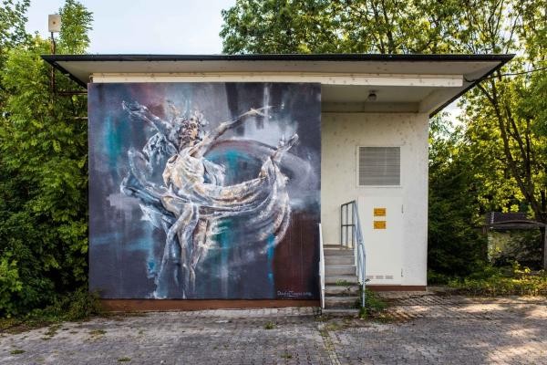 Zu sehen ist das Bild einer Balletttänzerin auf einer Hausfassade. (Foto: IBA/Dittmer)