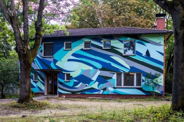 Eine Hauswand wurde in unterschiedlichen Blau- und Grautönen bemalt. (Foto: IBA/Dittmer)