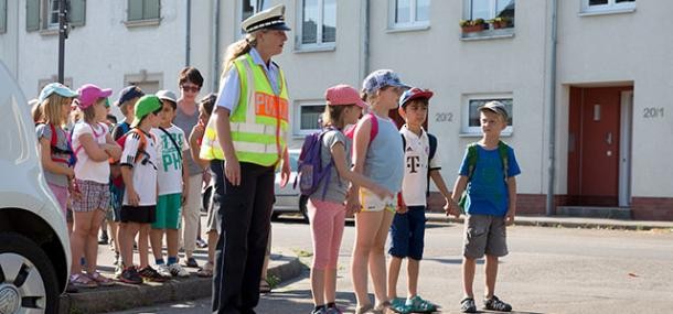 Kinder üben Verkehrssicherheit auf der Straße