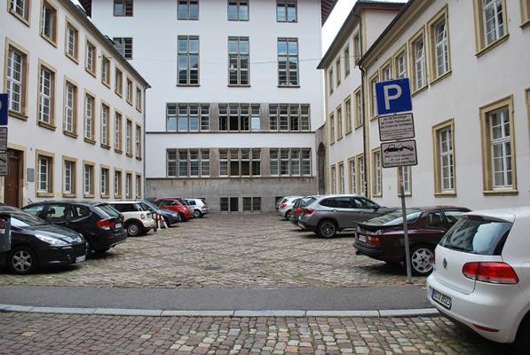 Der Marsiliusplatz mit parkenden Autos