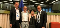 Vor dem EU-Parlament in Straßburg sprach am Donnerstag, 6. Juli 2017, Heidelbergs Oberbürgermeister Professor Dr. Eckart Würzner in seiner Funktion als Präsident des europäischen Städtenetzwerks „Energy Cities“ über die Energiewende. Auf dem Foto (v. l.): Camille Gira, Staatssekretär für Nachhaltige Entwicklung und Infrastruktur, Regierung von Luxembourg, Claude Turmes, Mitglied des EU-Parlaments, Michèle Rivasi, Mitglied des EU-Parlaments, sowie Prof. Dr. Würzner. (Foto: Energy Cities)