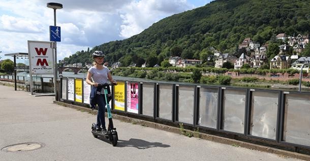 junge Frau auf E-Tretroller (Foto: Stadt Heidelberg)