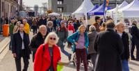 Menschen auf dem Bürgerfest, im Hintergrund Zelte.