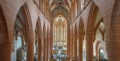 Man sieht das Innere einer Kirche. Hohe Decken, mit vielen Fenstern und Säulen (Foto: Rothe)