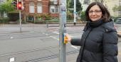 Die Ampel-kümmerin Niloofar Rottler und drückt auf einen Ampel-drücker (Foto: Einfach Heidelberg)