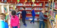 Grundschulkinder in der neuen Bibliothek