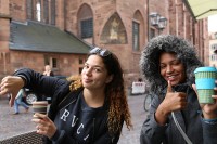 Tabea und Samia mit Einweg- und Mehrwegbecher. (Foto: Stadt Heidelberg)