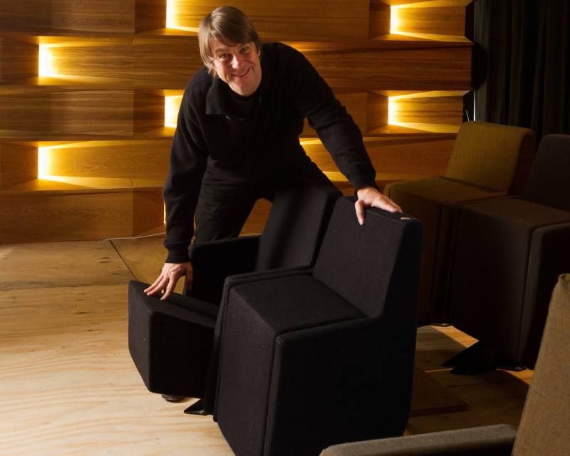 Holger Schultze, Intendant des Theaters und Orchesters Heidelberg mit dem ausgewählten Sesselmodell für das neue Heidelberger Theater. (Foto: Thomas Ott)