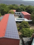 Photovoltaikanlage auf dem Dach der Robert-Koch-Schule aus der Luft betrachtet (Foto: Stadtwerke Heidelberg AG)