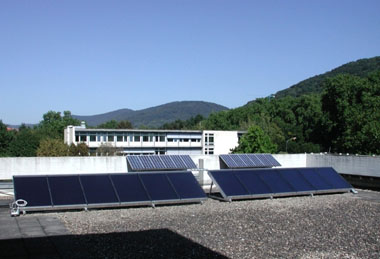 Thermische Solaranlage auf dem Dach des Helmholtz-Gymnasiums (Foto: Stadt Heidelberg)