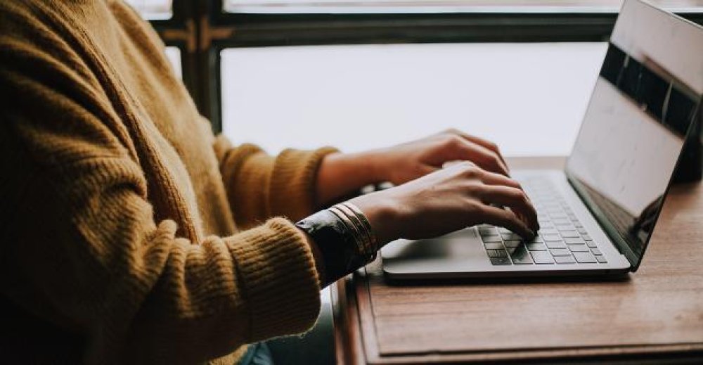 Frau am Laptop (Foto: Christin Hume/Unsplash)