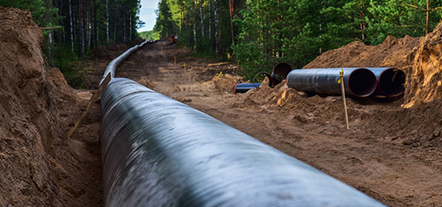 Gas Pipeline im aufgerissenen Waldboden.