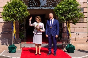 Oberbürgermeister Würzner empfängt Königin Silvia von Schweden vor dem Heidelberger Rathaus.