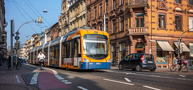 Straßenbahn fährt durch die Brückenstraße in Heidelberg.