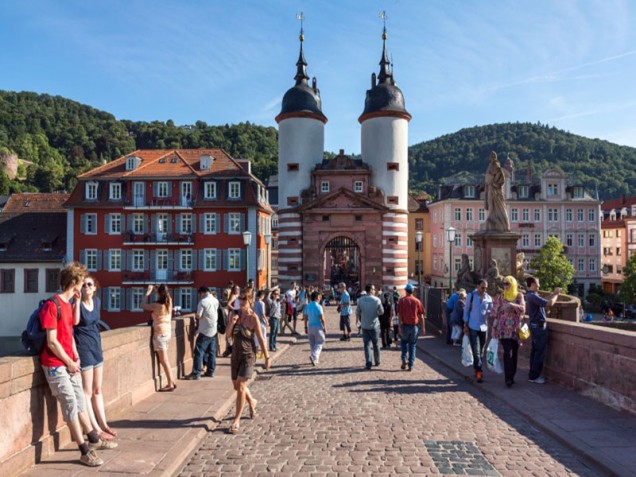 Alte Brücke im Sommer