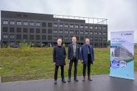 Drei Männer im Heidelberg Innovation Park.