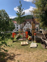 Arbeiten an der Gedenkstele in Ziegelhausen. 