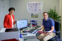 Sozialbürgermeisterin Stefanie Jansen und der Leiter der Wohngeldbehörde Patrick Jaeger sitzen in einem Büro der Wohngeldstelle