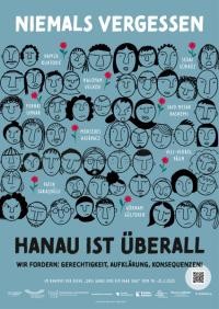 Plakat mit vielen einzelnen Gesichtern, den Namen der Ermordeten mit einer Rose. Unterüberschrift ist: "Hanau ist überall".       