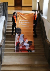 Flagge gegen Gewalt an Frauen