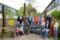 Gruppenbild einer Schulklasse mit Oberbürgermeister am Start des Planetenlehrpfads.